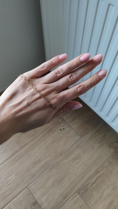 Złoty łańcuszek z zawieszką "W"