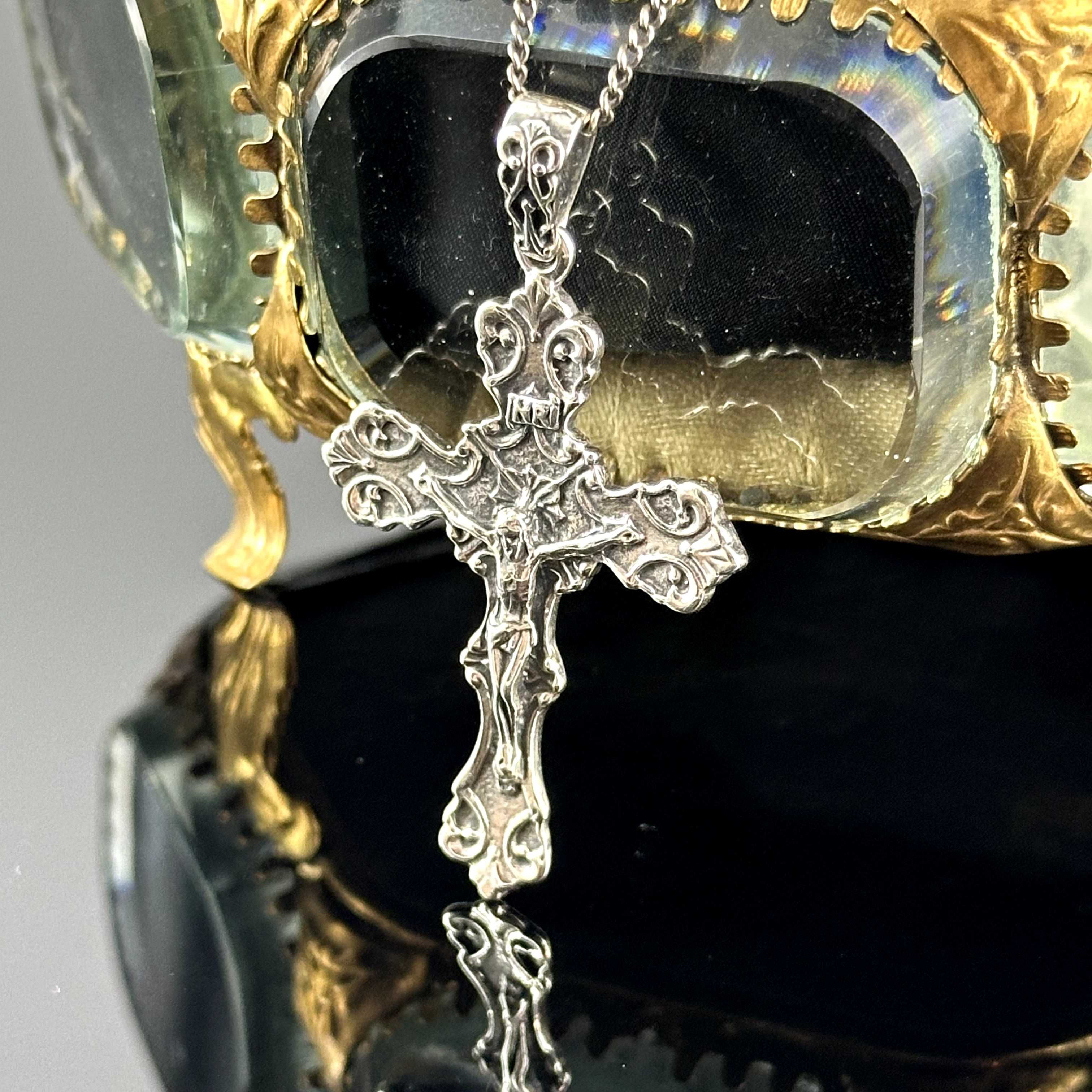 Srebro - Srebrny krzyż z wizerunkiem Jezusa - próba srebra 925