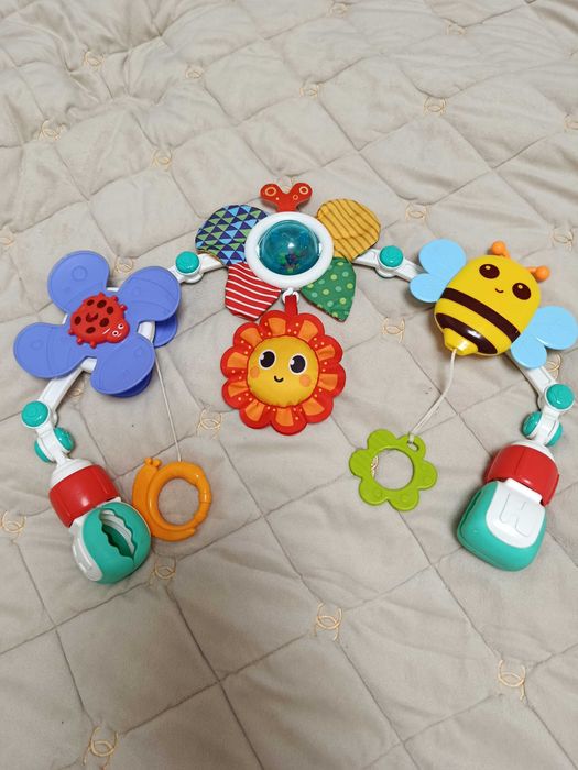 Дуга з іграшками