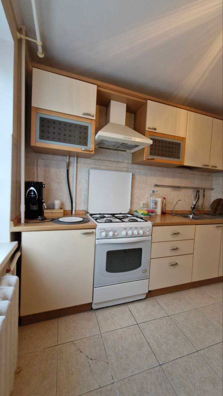 Продаж 2к біля метро 5 хв. Теремки вул.Глушкова 32. Вільна.