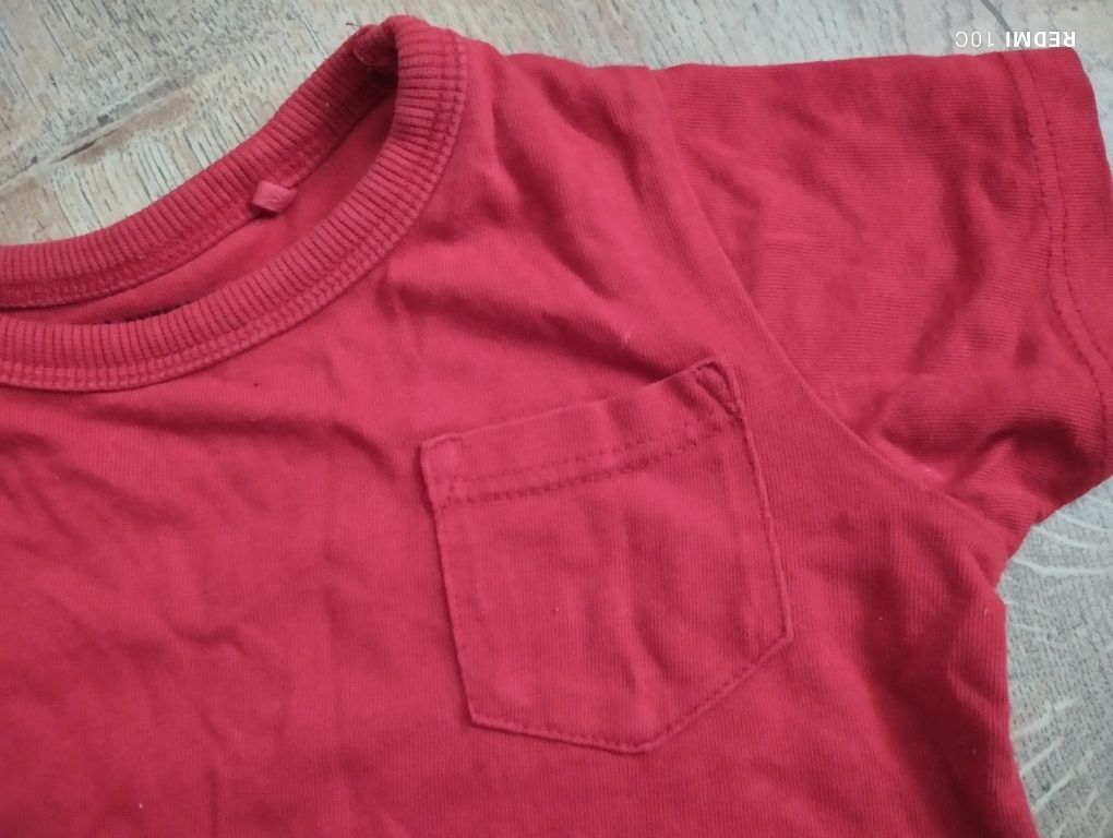 Czerwony t-shirt z kieszonką rozmiar 9-12 miesięcy
