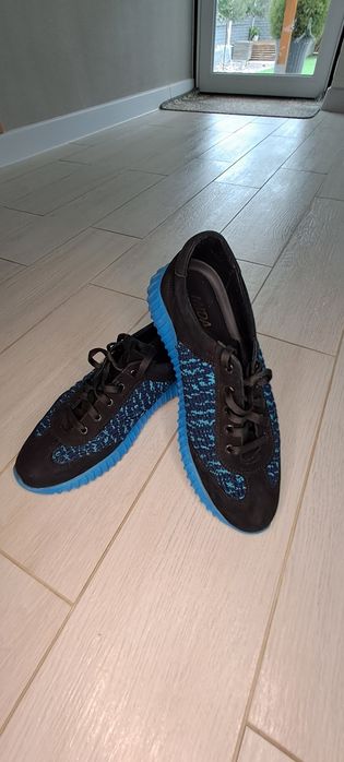 Продам кроссовки