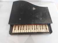 Stary zabawkowy fortepian.