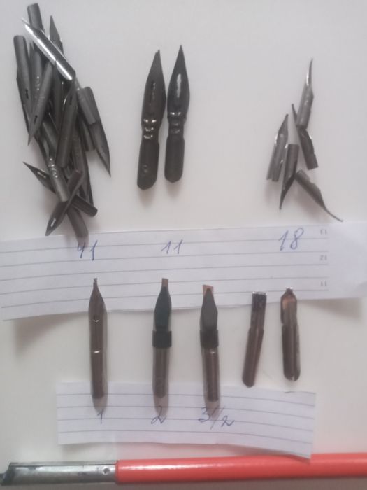 Готовальня, перья плакатные, механические карандаши, штампы с цифрам