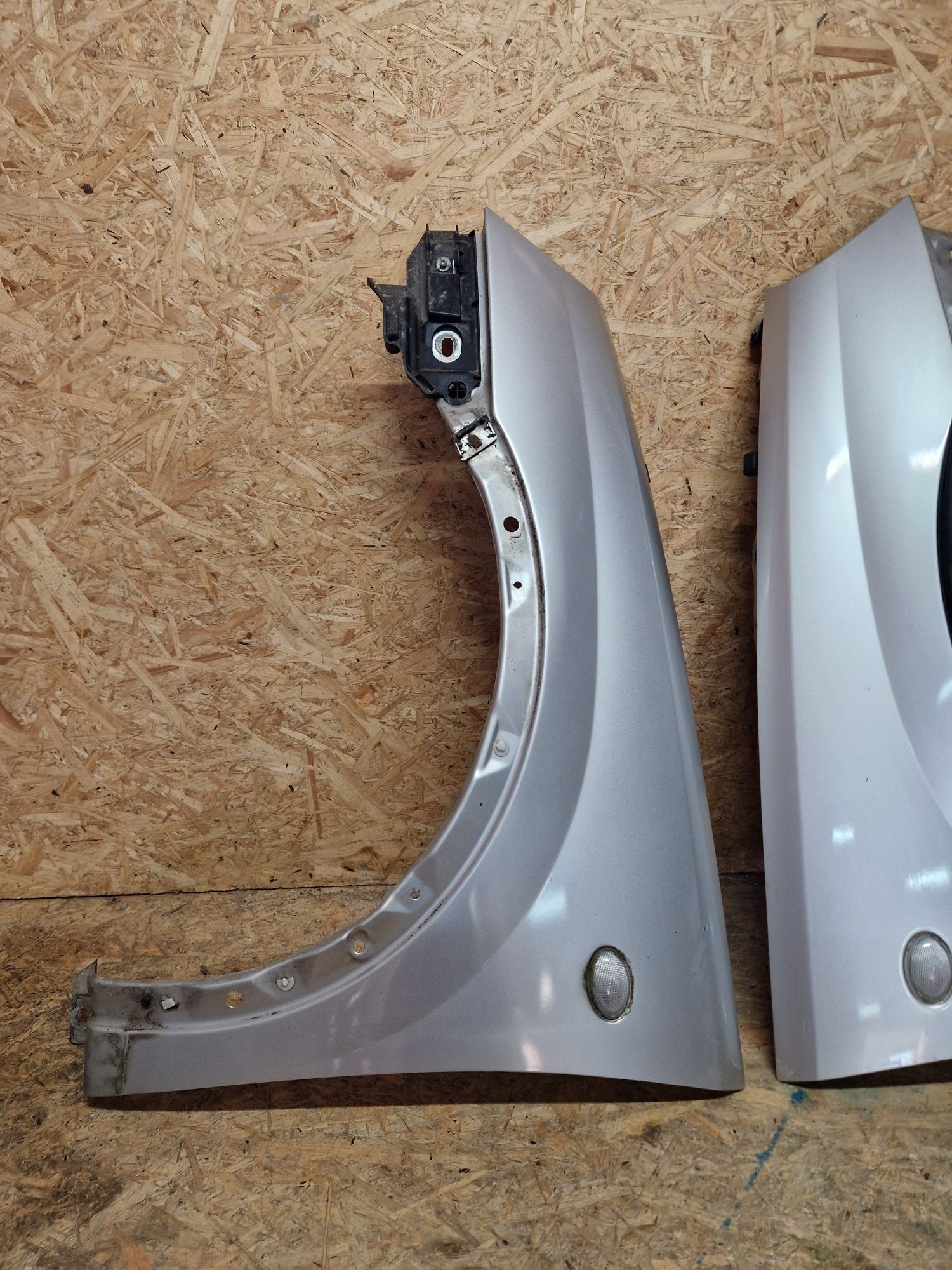 Błotnik prawy przód Opel Corsa C lift Z157