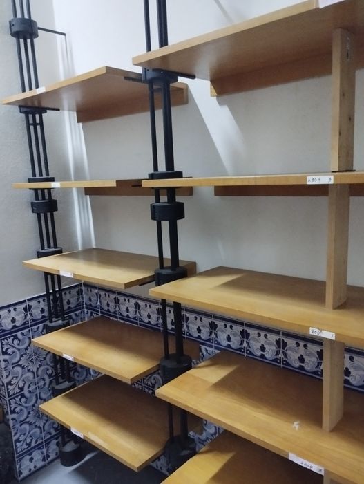 Vendo duas estantes de escritório/loja