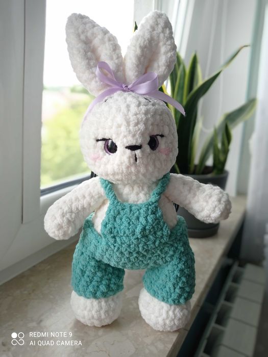Duży króliś na szydełku w ogrodniczkach dostępny od ręki