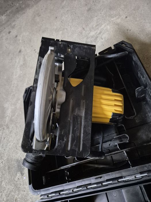 Пила циркулярна Dewalt dwe560