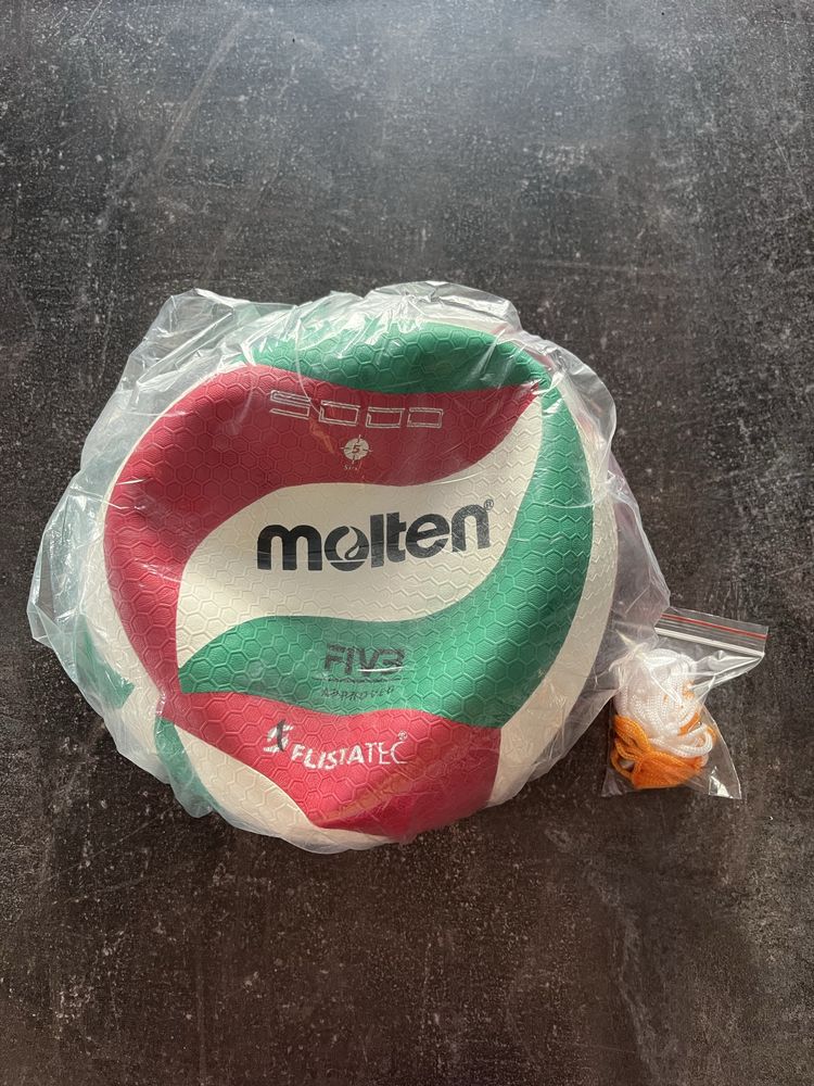 Nowa piłka do siatkówki Molten V5M5000