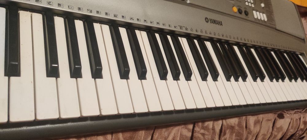 Синтезатор YAMAHA PSR-R300 (динамічна клавіатура)
