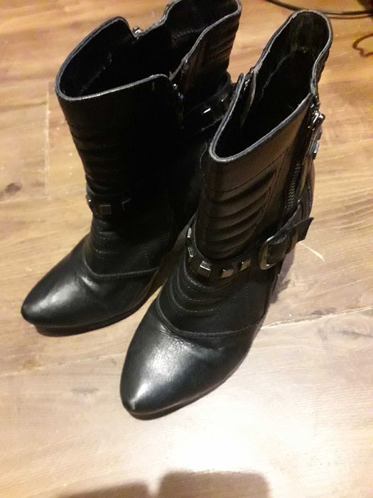 stylowe botki z zapięciami