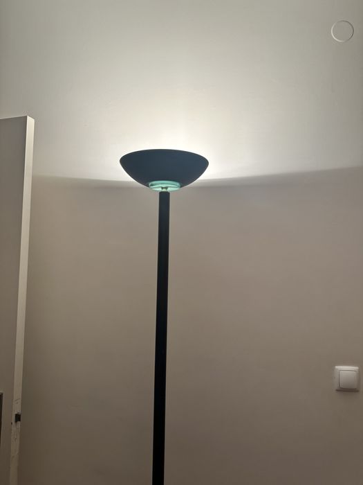 Candeeiro de pé preto regulavel