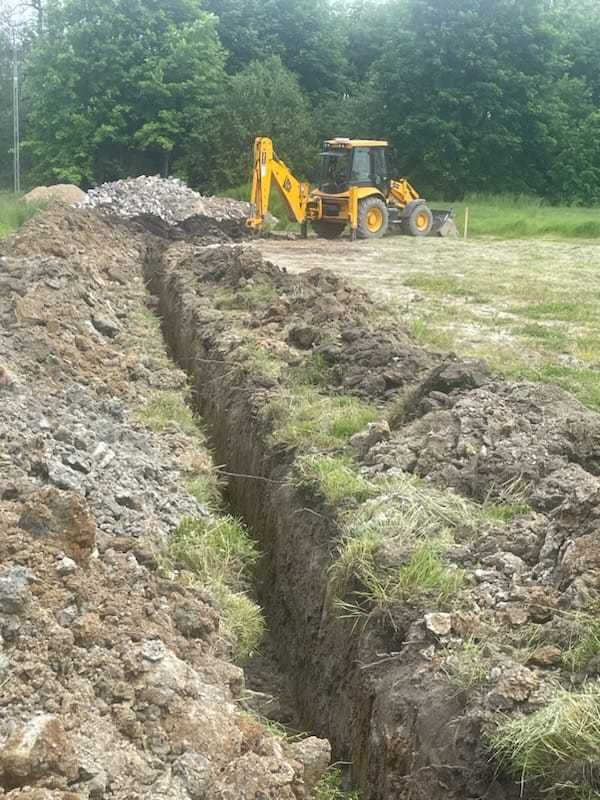 Usługi koparko-ładowarką JCB CX3, przyłącza, fundamenty, odwodnienia.