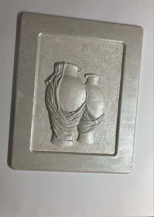 Płaskorzeźba w jasnym kolorze