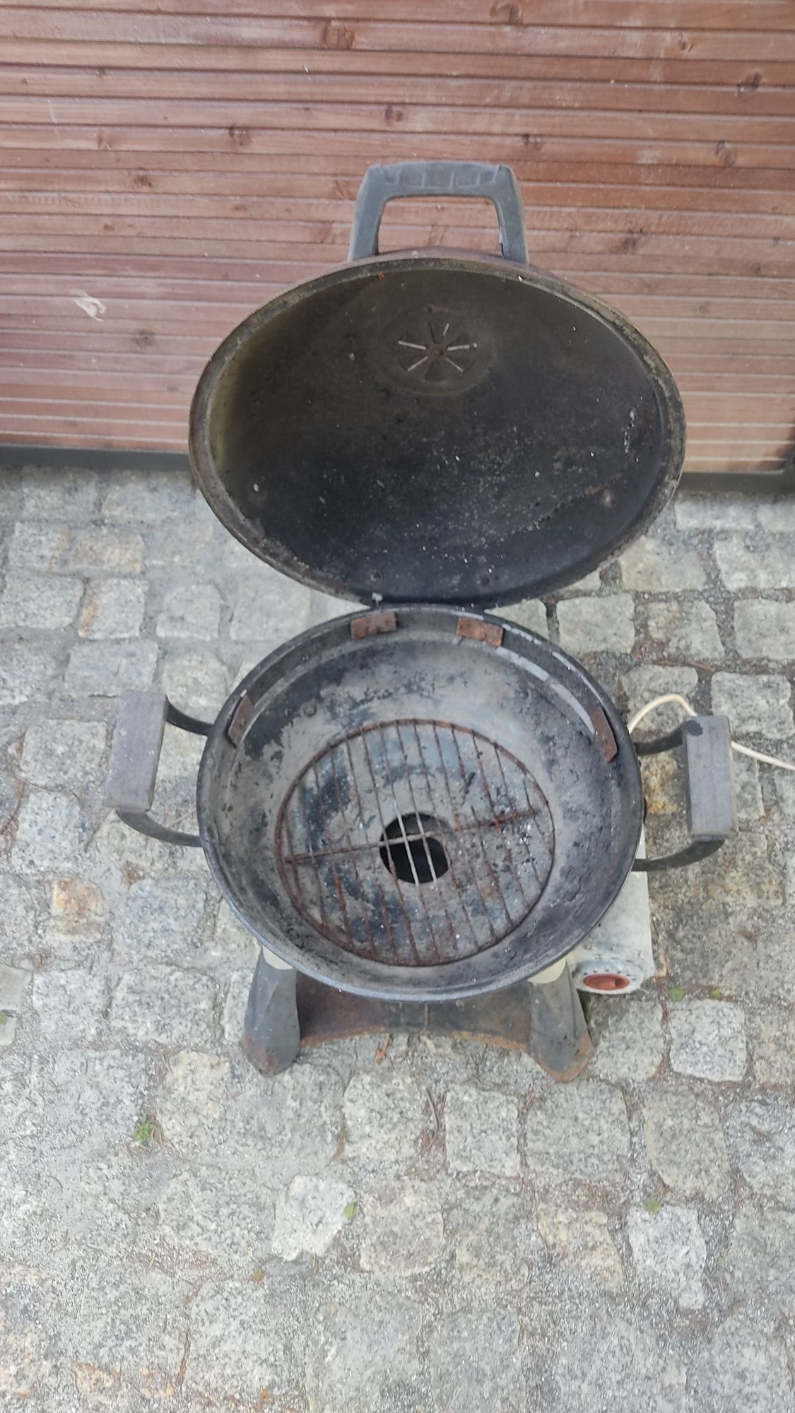 Grill węglowy z dmuchawą.