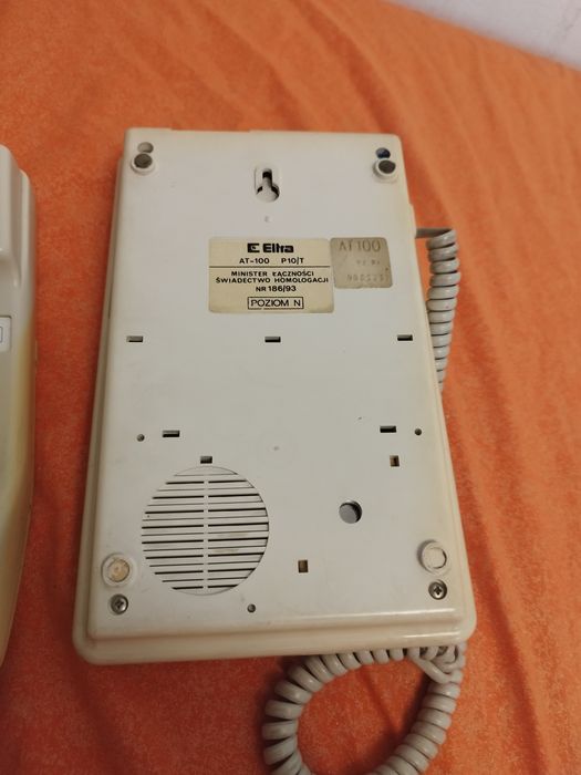 Dwa telefony stacjonarne retro