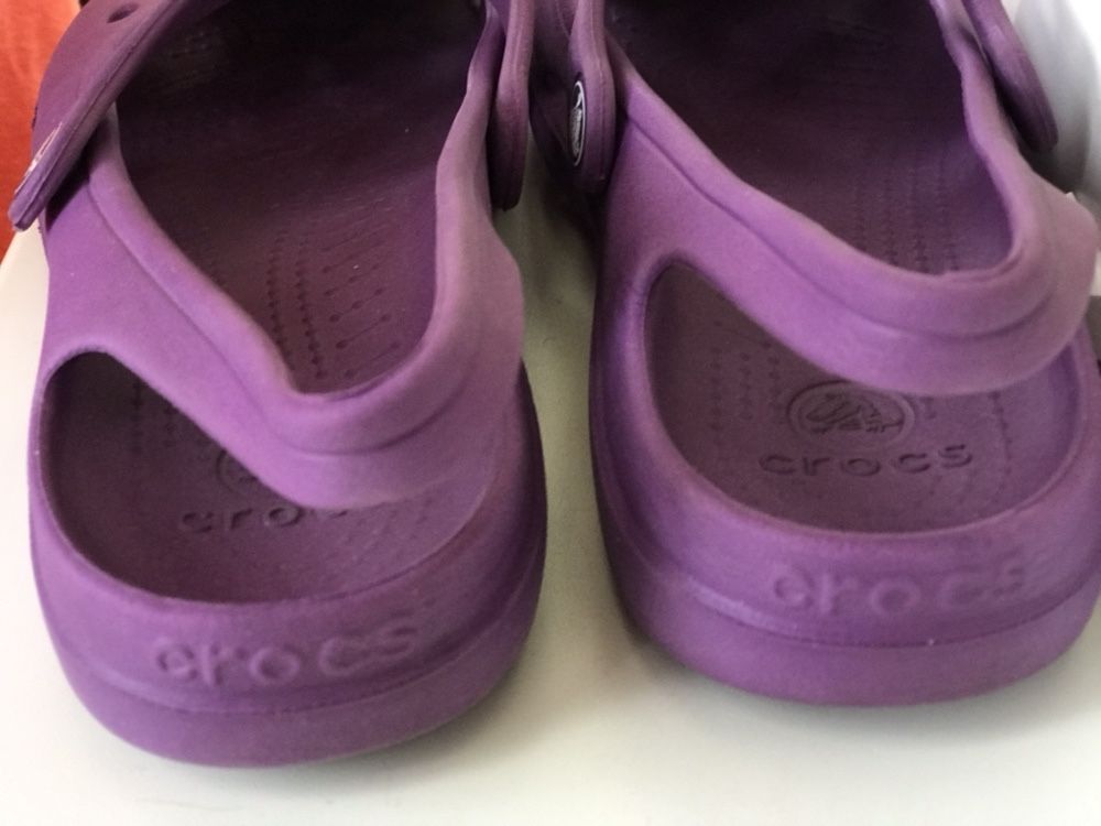 Сабо закрытые фиолетовые босоножки Crocs производства Вьетнам