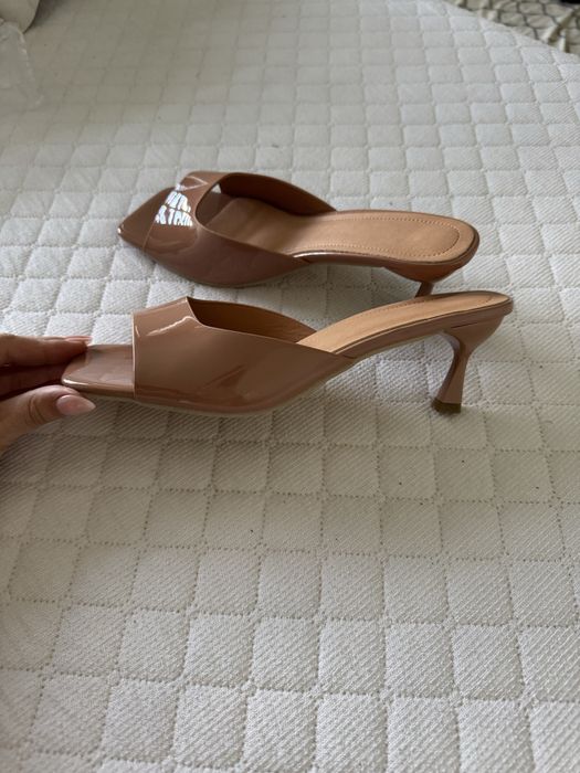 Brazowe klapki na szpilce