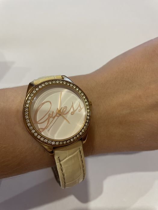 Продам стильные женские часы guess