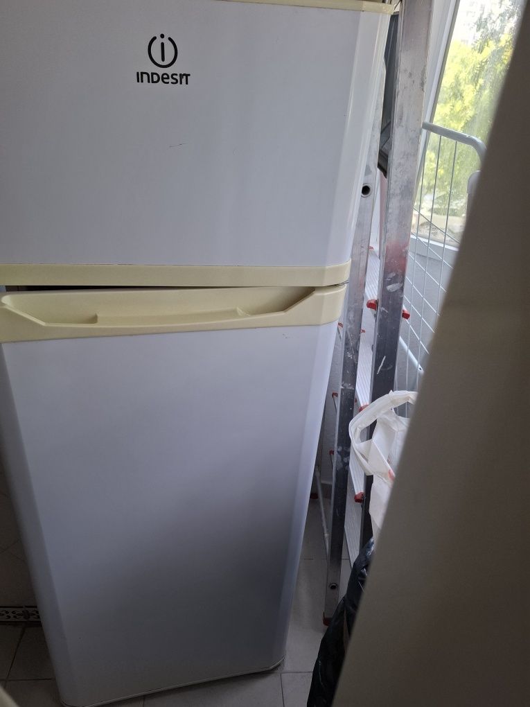 Frigorífico indesit com congelador