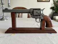 Réplica Denix Colt .45 Cal. Cavalry USA 1873 + suporte de exposição