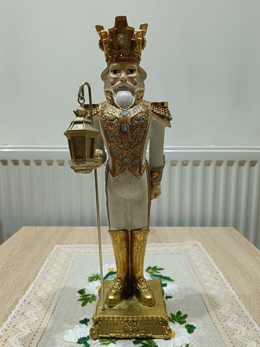 Dziadek do orzechów 38 cm z lampionem, kolor złoty.