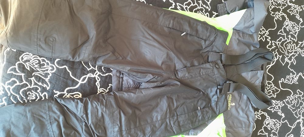 Calças e casaco para neve