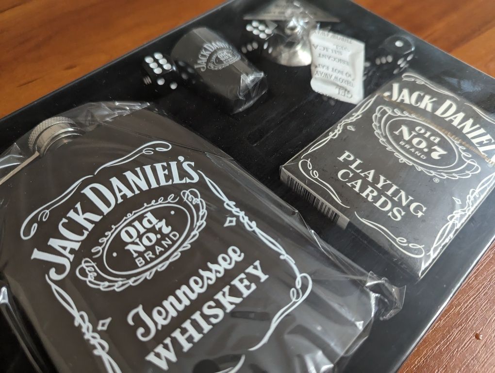 Подарочный набор Jack Daniels (фляга, карты, кости))