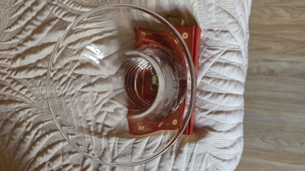 Wazon zdobiony kwiatowym szlifem