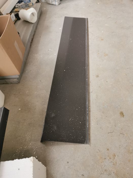 Nowy zafoliowany parapet ciemny brąz