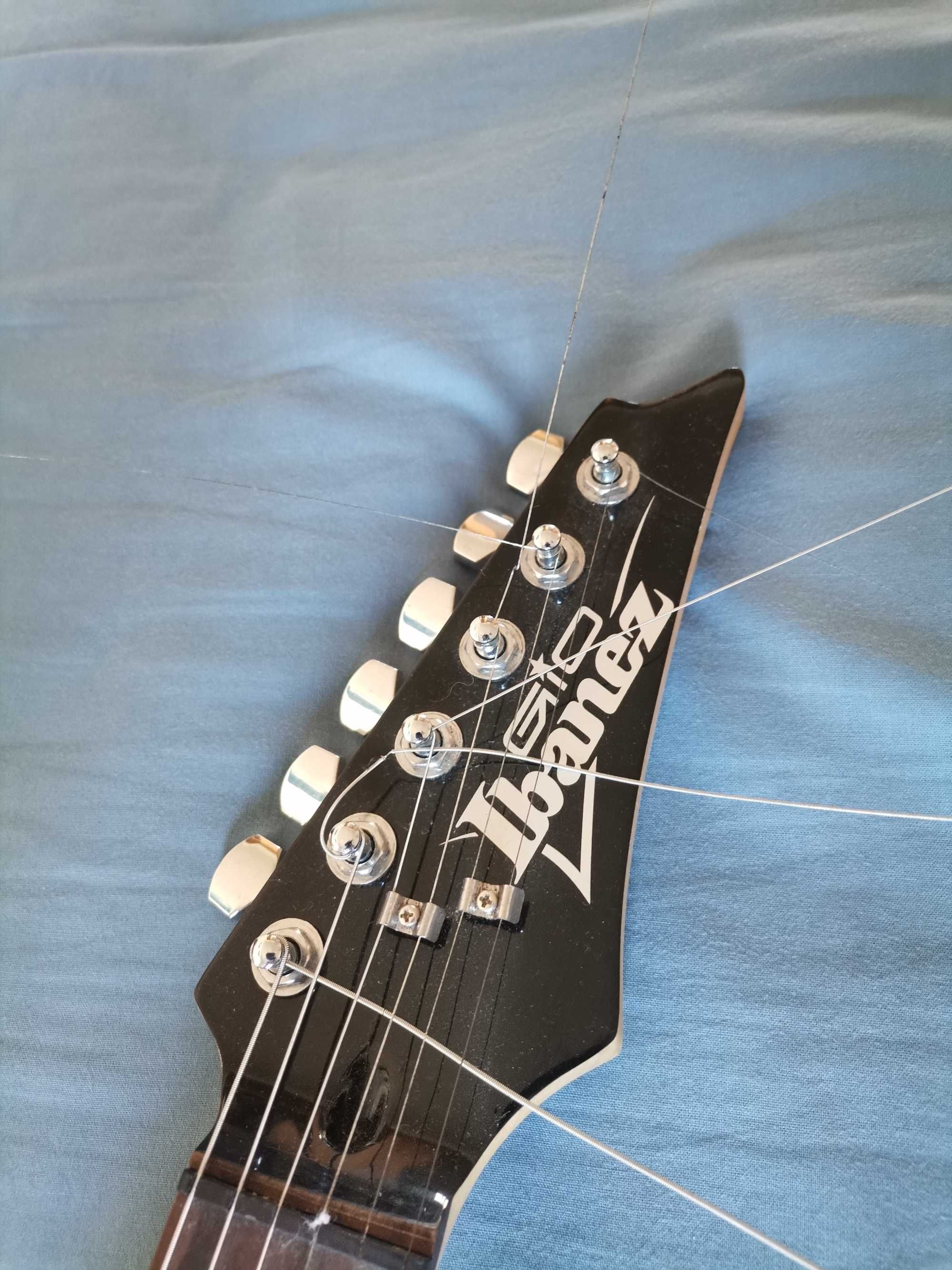 Guitarra elétrica Ibanez com cordas novas + cabo para amplificador