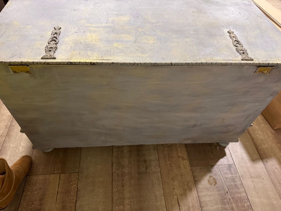 Bau em madeira para arrumos