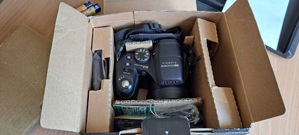 Máquina Fotográfica FUJI FINEPIX S2000 HD