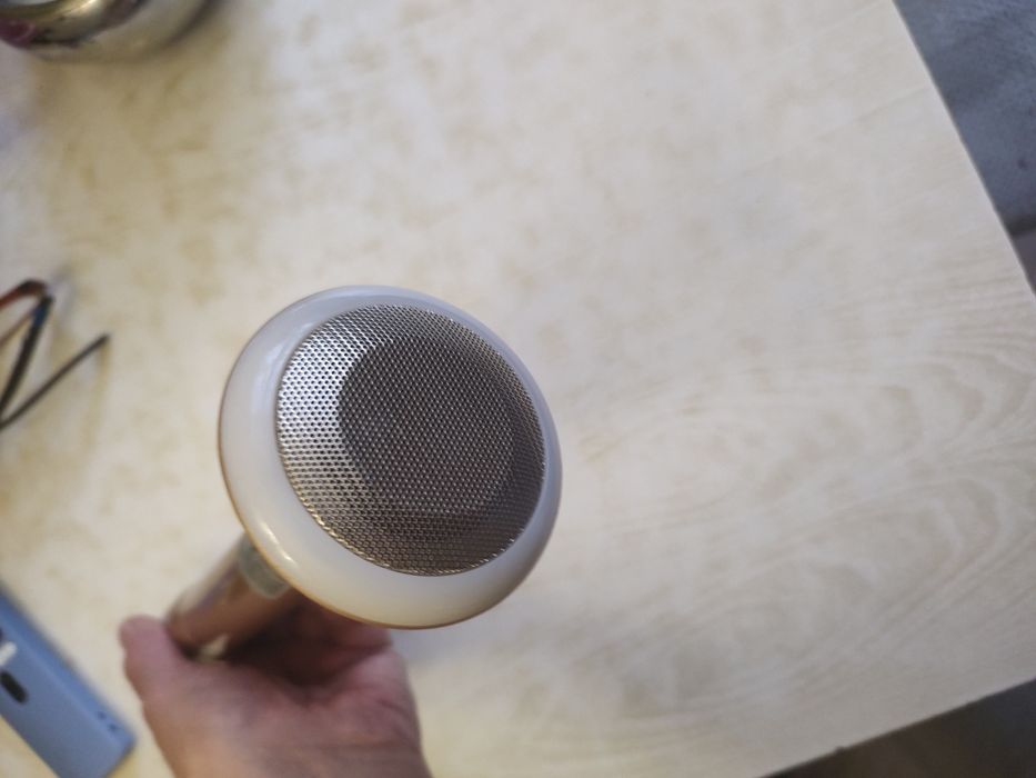 Продам блютуз колонку с микрофоном.