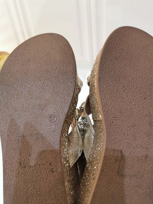 Sandálias em bom estado