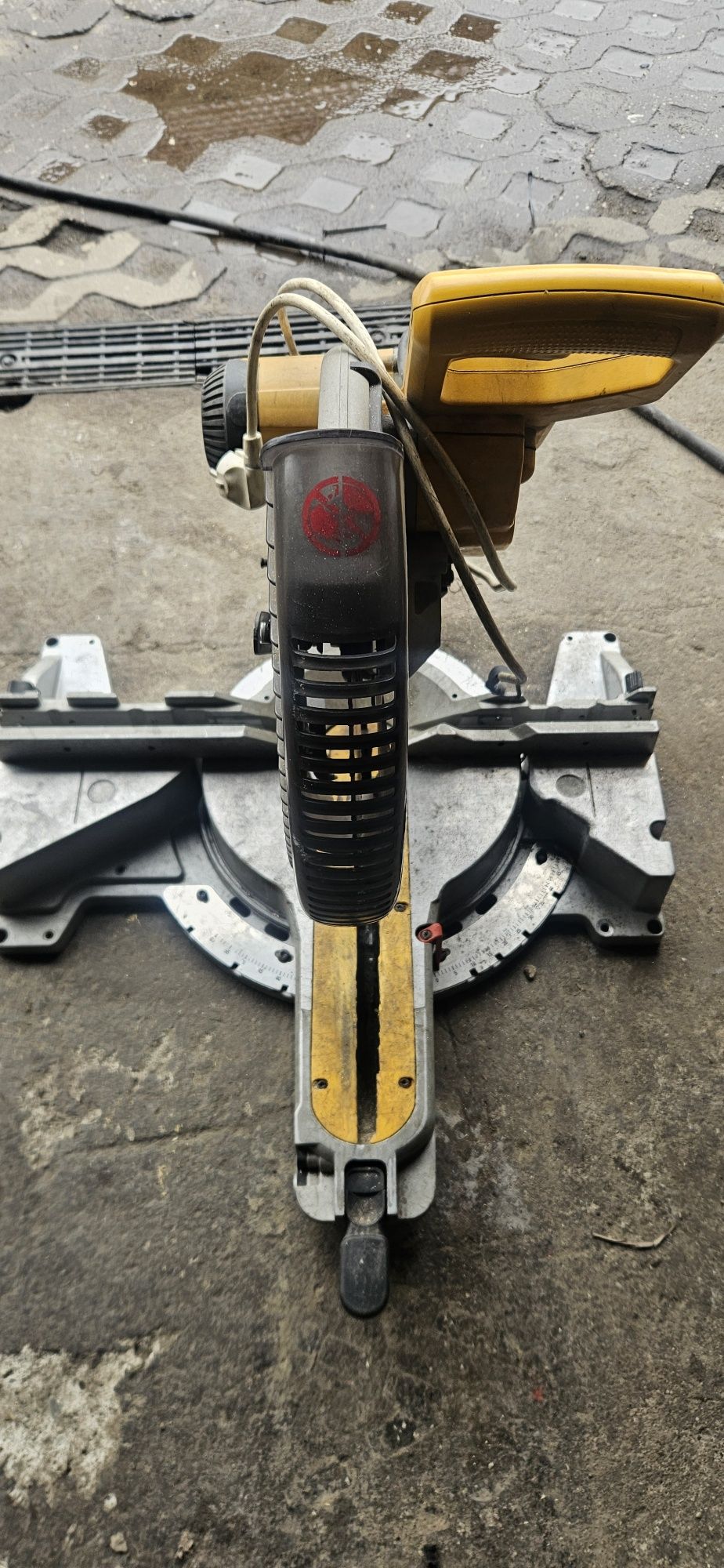 Piła ukosowa dewalt 305