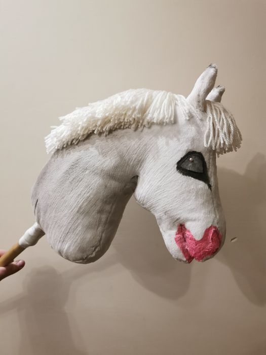 Siwy hobby horse z kantarem