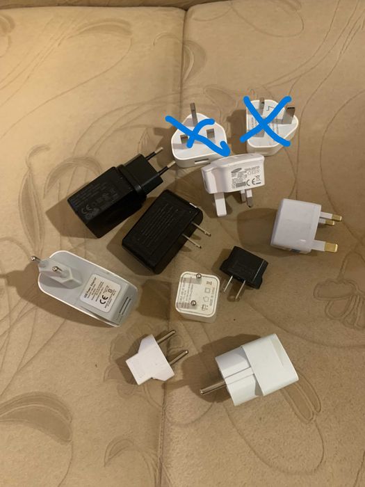 Зарядное устройство с британской вилкой и переходником.