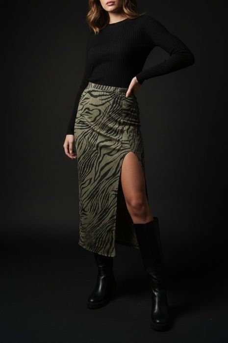 Спідниця міді I Saw It First у рубчик із зебровим принтом та розрізом