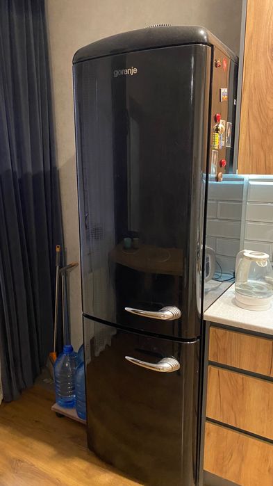 Холодильник чорний