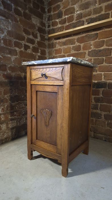 Nr.805  Szafka nocna w stylu Art Nouveau z marmurowym blatem
