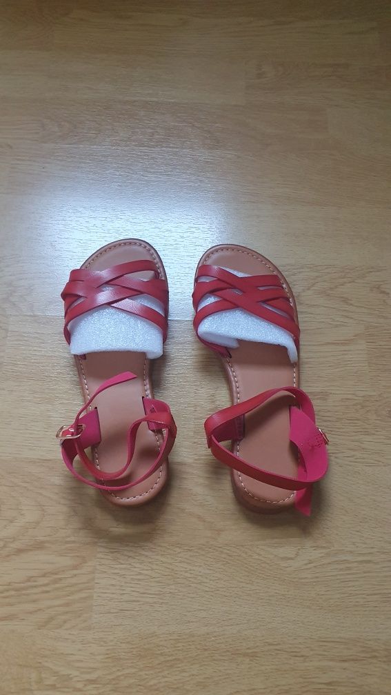 Czerwone płaskie sandały