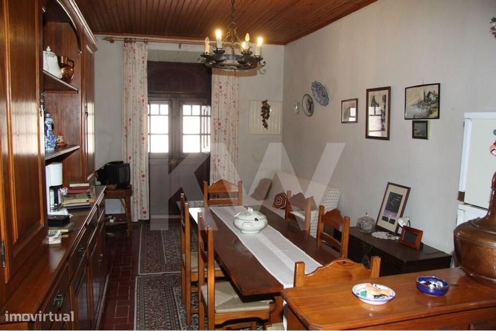 Conjunto de quatro imóveis urbanos com terreno e furo para venda na Ca