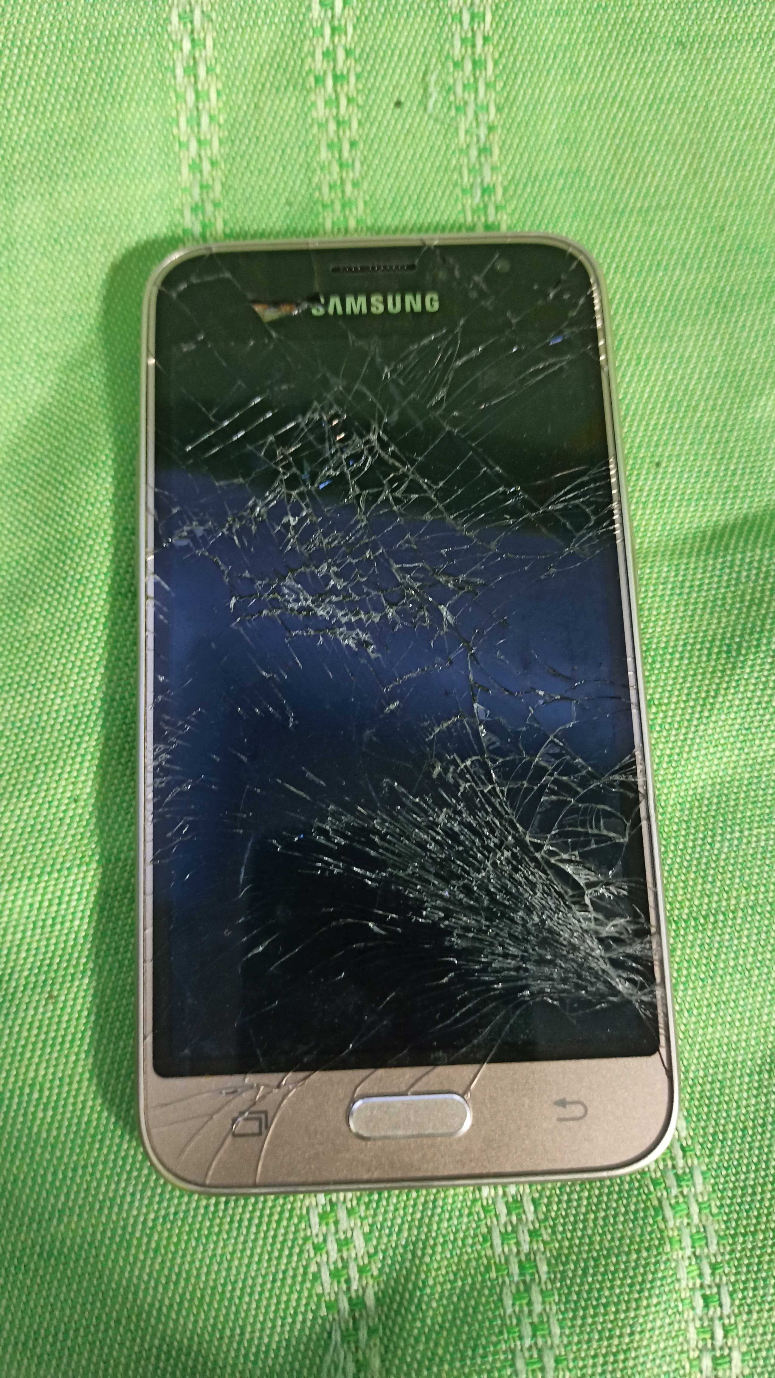 Samsung Galaxy J1 , 1/8 gb , 4.5 дюйма на запчасти