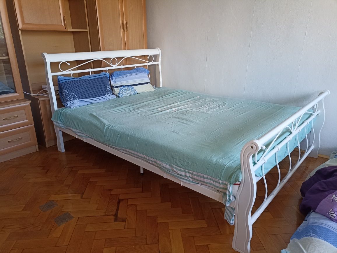 łóżko 200/160, z materacem i opcjonalnie nowym kocem i dwiema poduszka