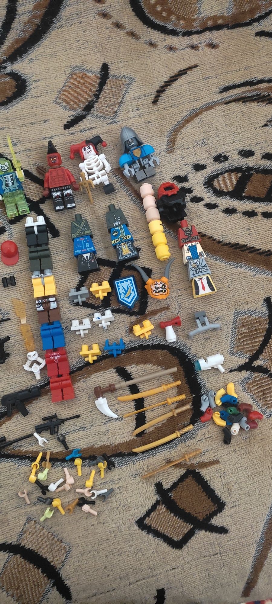 Продаю минифигурки,Лего на развес,головы,руки,оружие и аксессуары Лего