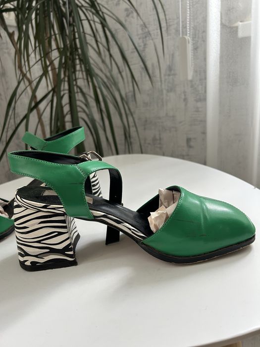 Яскраві туфлі на зручному блочному каблуку