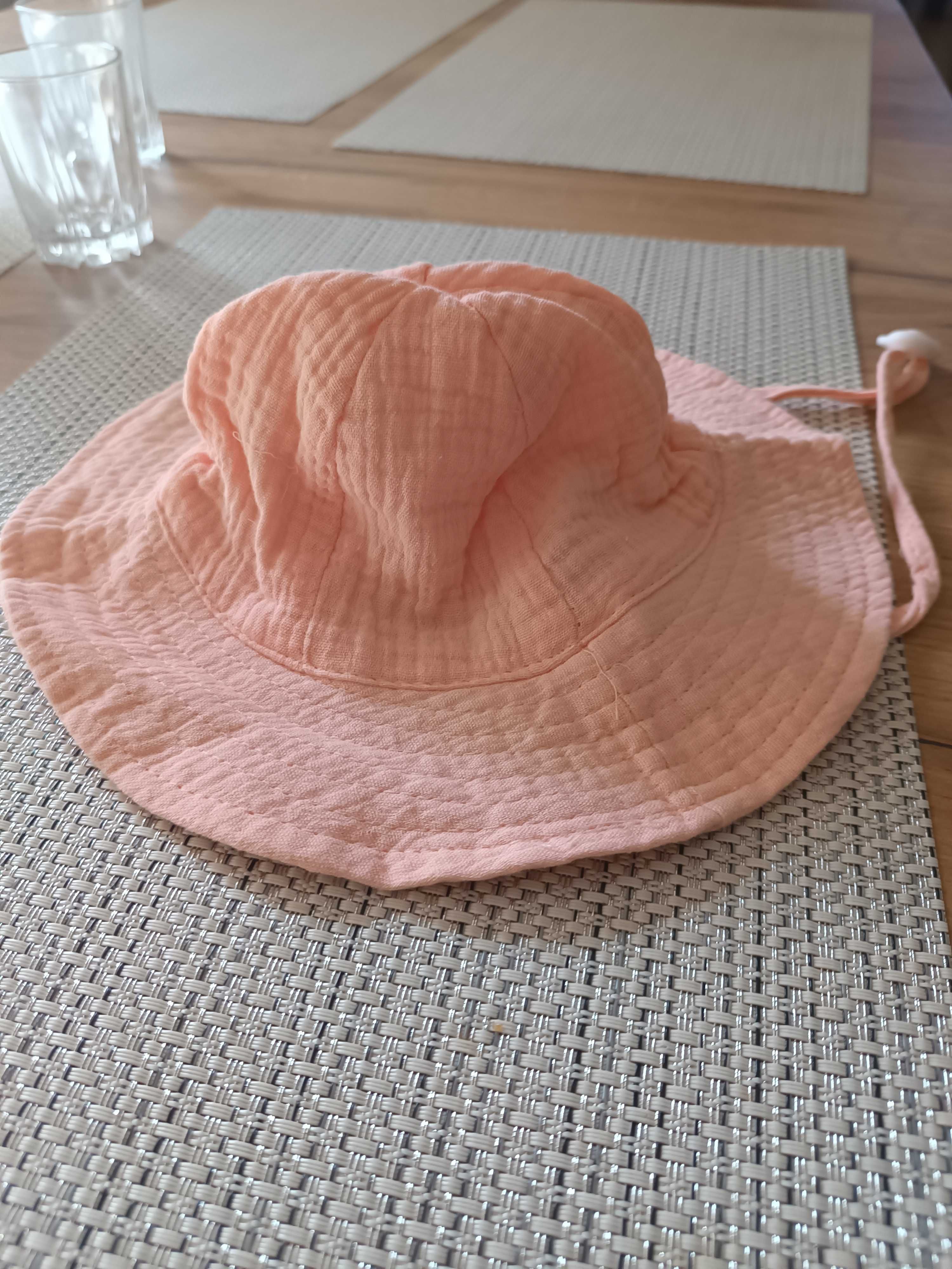 Nowy kapelusz dla dziewczynki