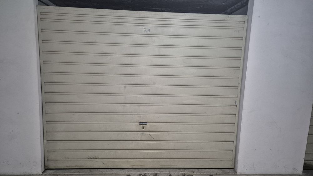 Arrendo garagem fechada