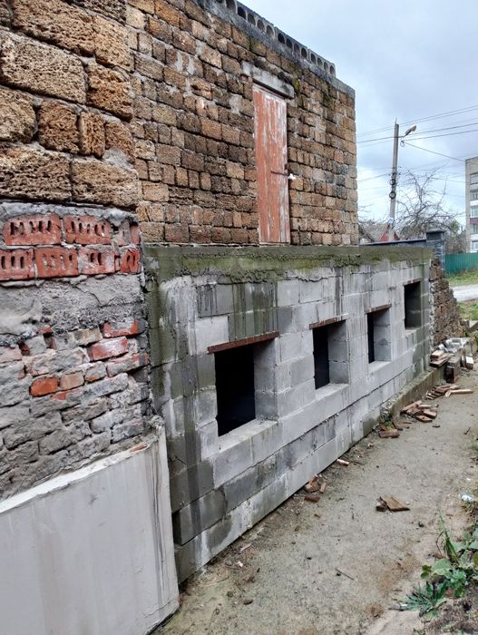 Продам ділянку з недобудованим будинком